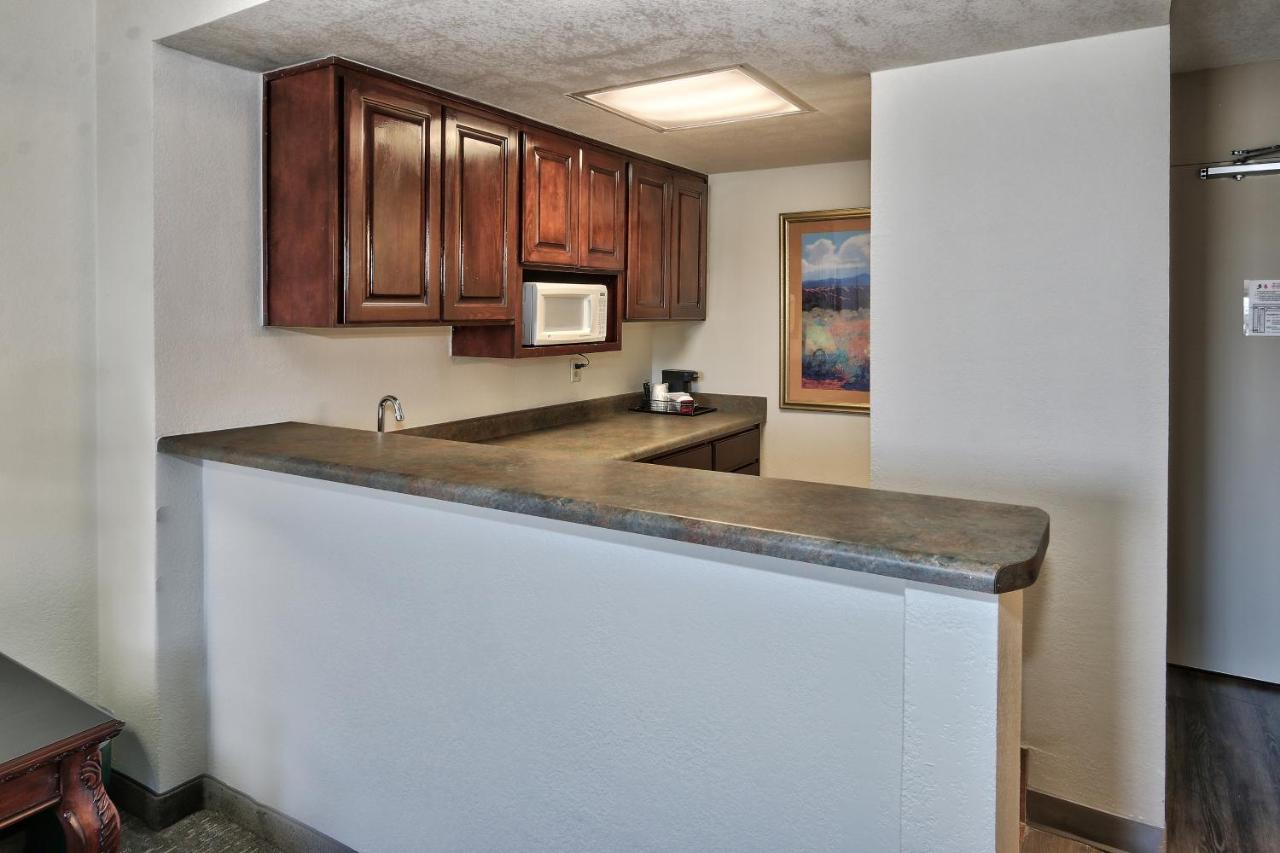 Ramada By Wyndham Albuquerque Midtown Hotel Buitenkant foto